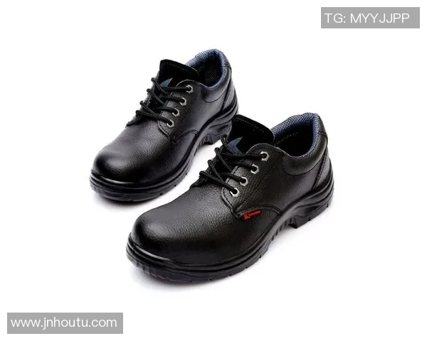 足球明星穿搭揭秘黑色鞋子如何成为场上风格的关键元素