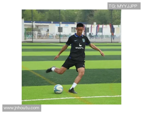 黑皮帅哥足球明星的魅力与成就探秘，揭示他们背后的故事与风采